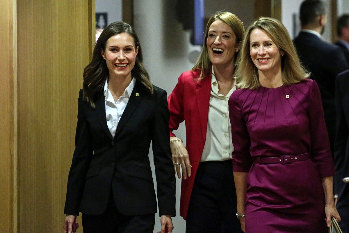 Młode kobiety w europejskiej polityce budzą złe emocje rosyjskiego publicysty. Na zdjęciu z lewej Sanna Marini, premier Finlandii, z prawej Kaja Kallas, premier Estonii, pośrodku Roberta Metsola, maltańska polityk pełniącą funkcję przewodniczącej Parlamentu Europejskiego
