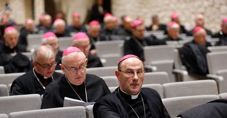 Episkopat o decyzji Watykanu. Chodzi o pary homoseksualne
