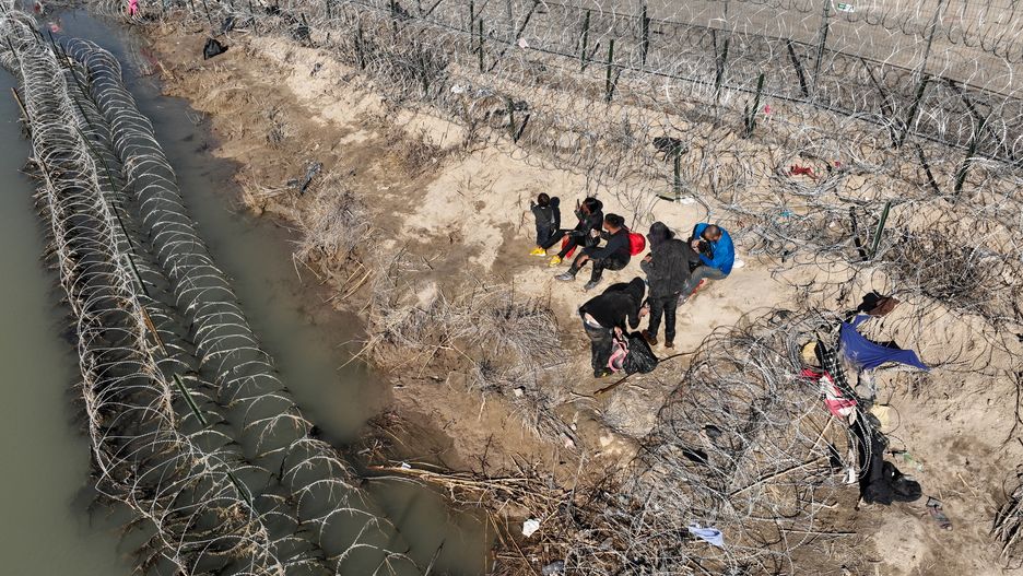 Migranci próbują przekroczyć granicę Teksasu