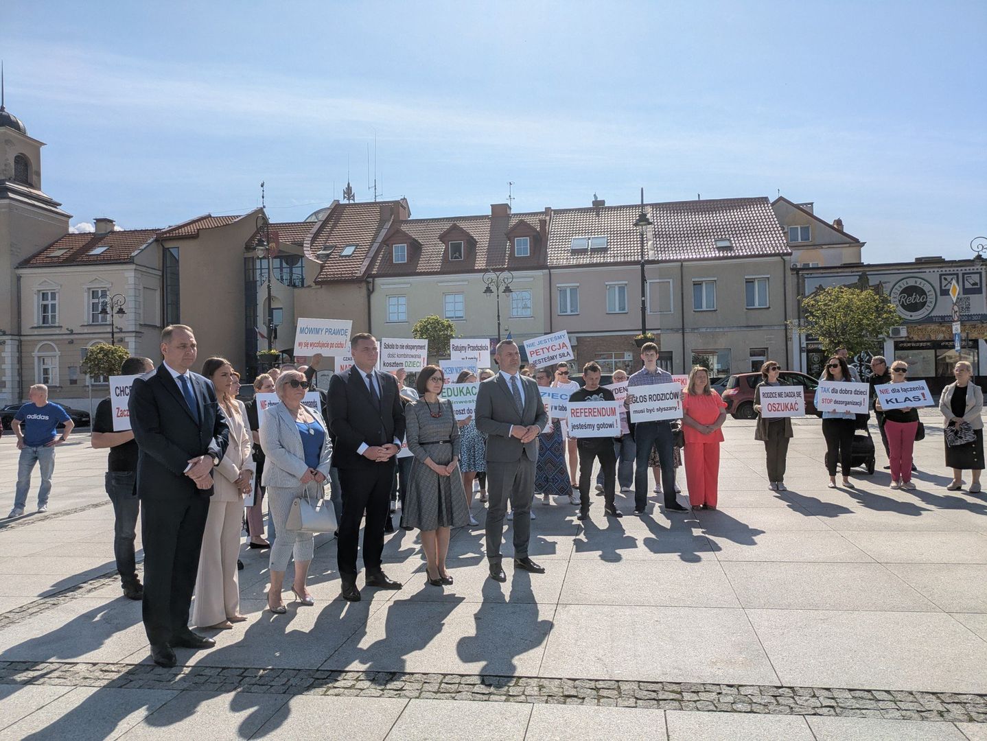 Przed sesją rady miejskiej w Łomży kilkadziesiąt osób, a także część radnych zebrała się, aby pokazać swój sprzeciw wobec reorganizacji w łomżyńskich szkołach.