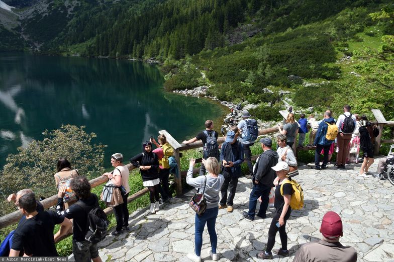 Najazd turystów na Morskie Oko. "Piwo, popcorn, lody"