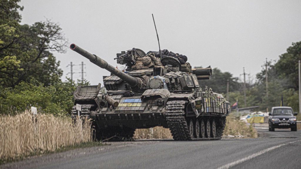 Ukraiński czołg patrolujący rejon w obwodzie donieckim