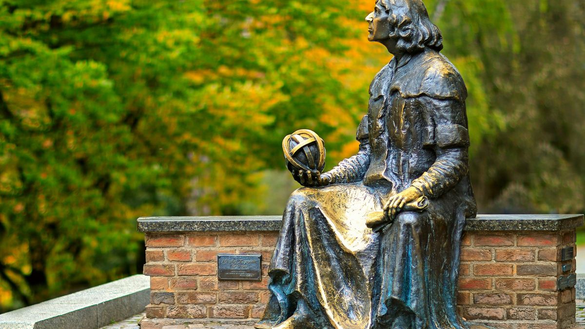 Mikołaj Kopernik przed wejściem na zamek w Olsztynie