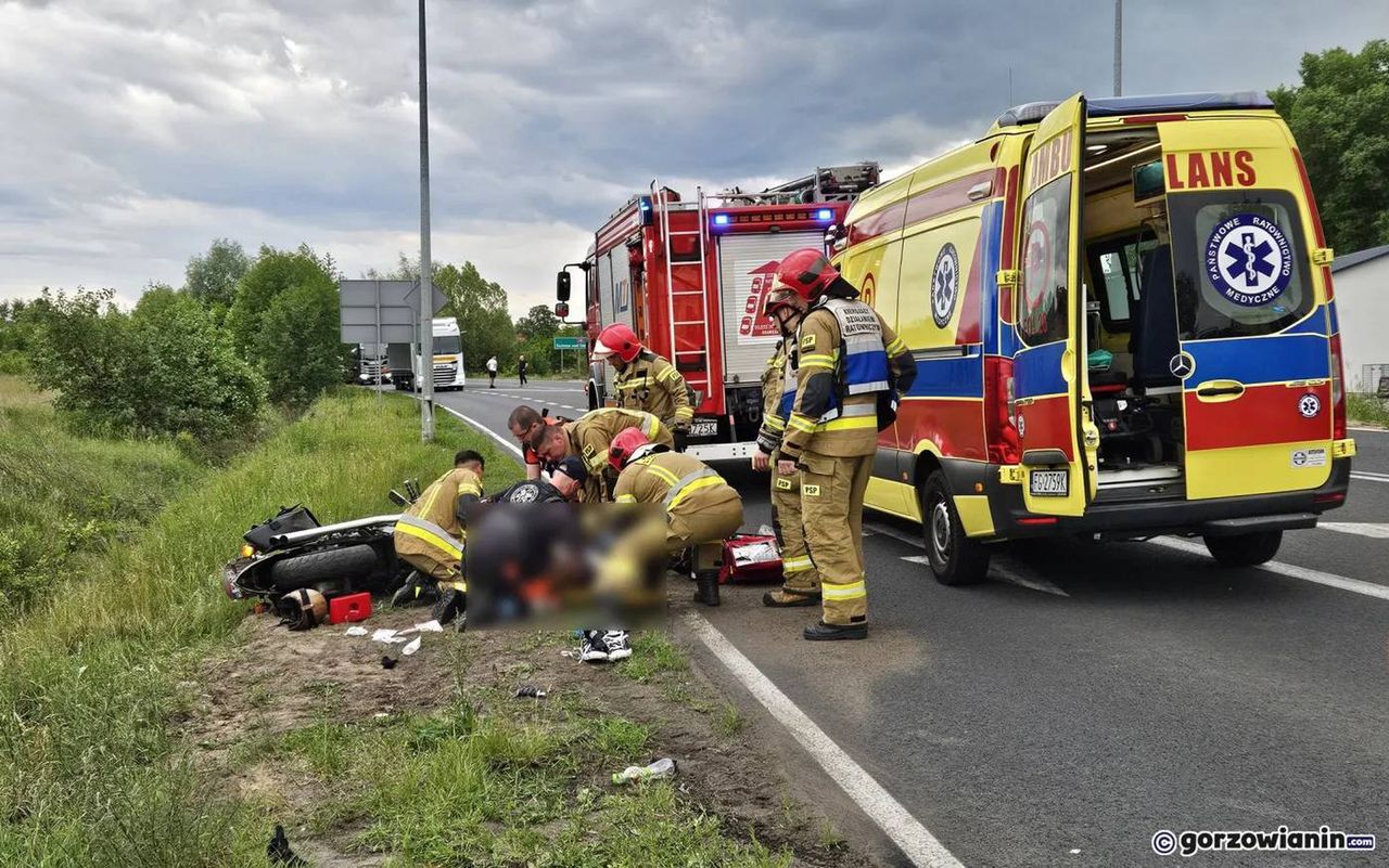 Skoda zderzyła się z motocyklistą. Ranny mężczyzna i 12-latka
