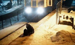 Klęczał przy torach. Natychmiast zareagowali. Oto finał