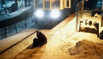 Klęczał przy torach. Natychmiast zareagowali. Oto finał