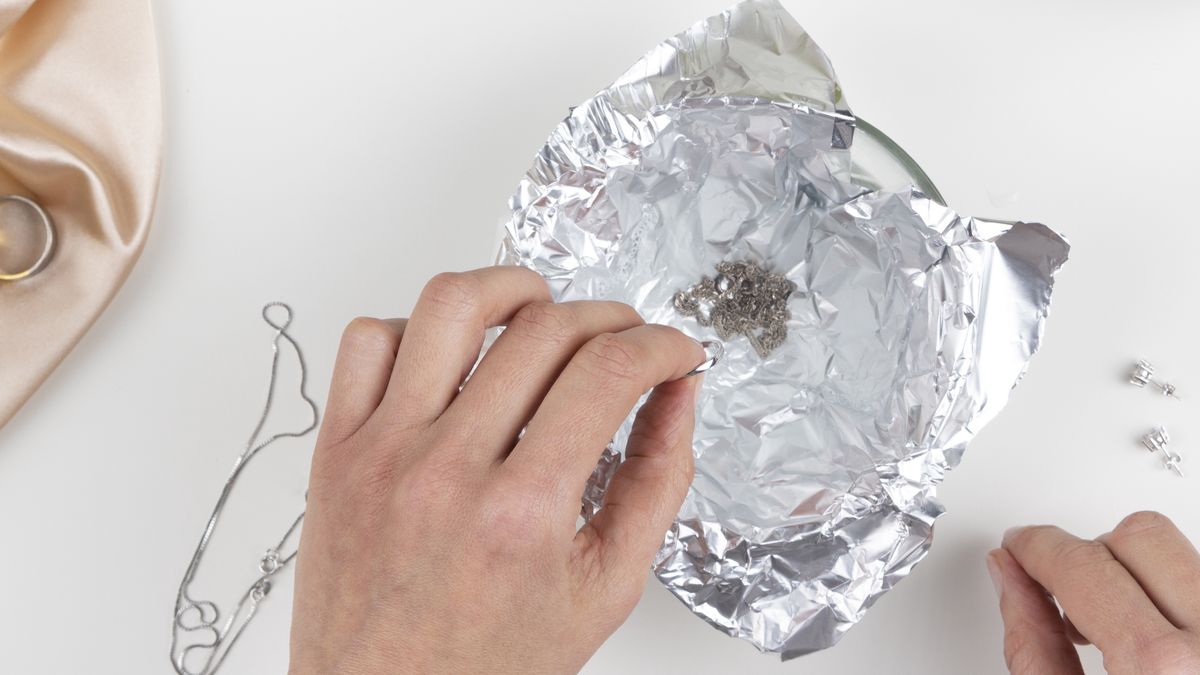 Jak wyczyścić biżuterię ze srebra?