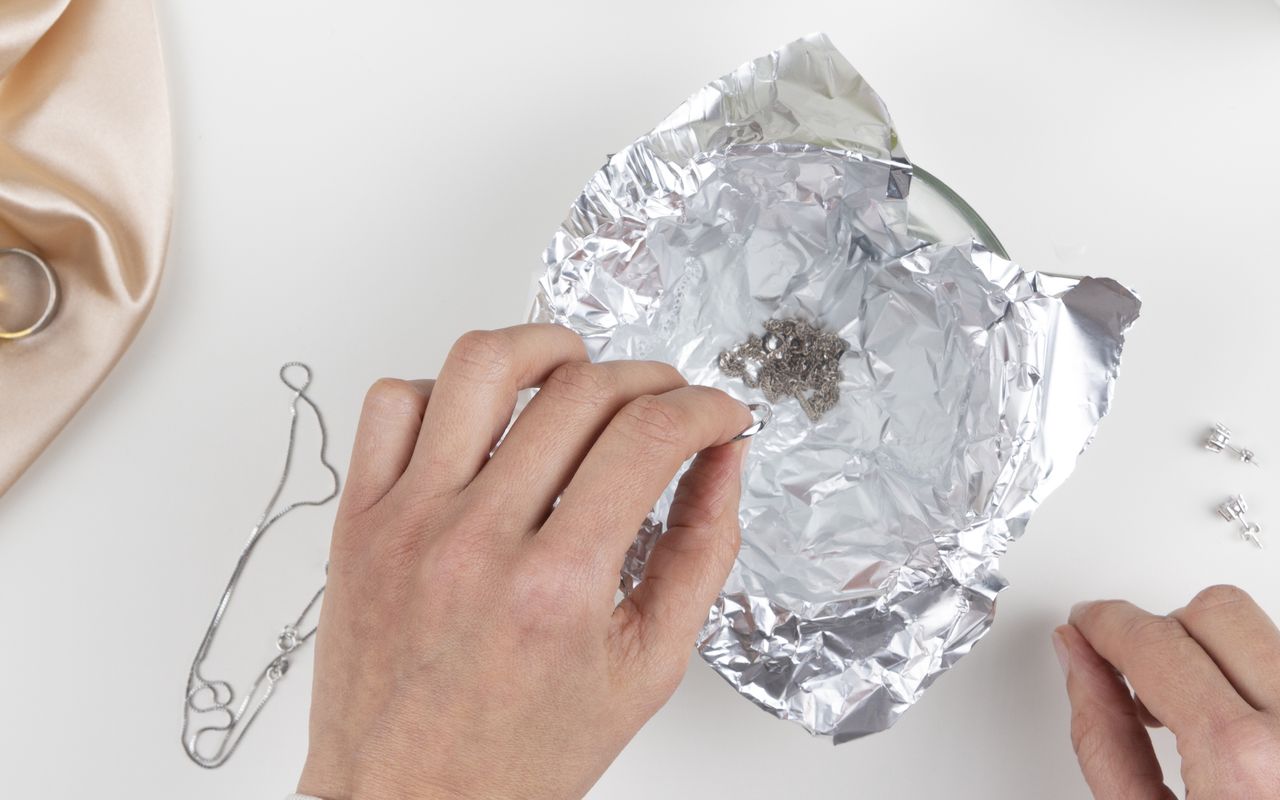 Wsyp do wody i włóż srebrną biżuterię. Po ciemnym nalocie nie będzie śladu