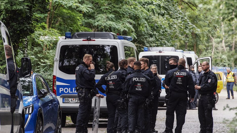 Police officers arrive for a patrol during the continued search for an escaped lion at the Zehlendorf district of Berlin, Germany, 21 July 2023. German authorities warned people in the southern suburbs of Berlin on 20 July of a potentially dangerous animal believed to be a lioness on the loose. Police are searching for the animal already on the second day. EPA/STRINGER Dostawca: PAP/EPA.