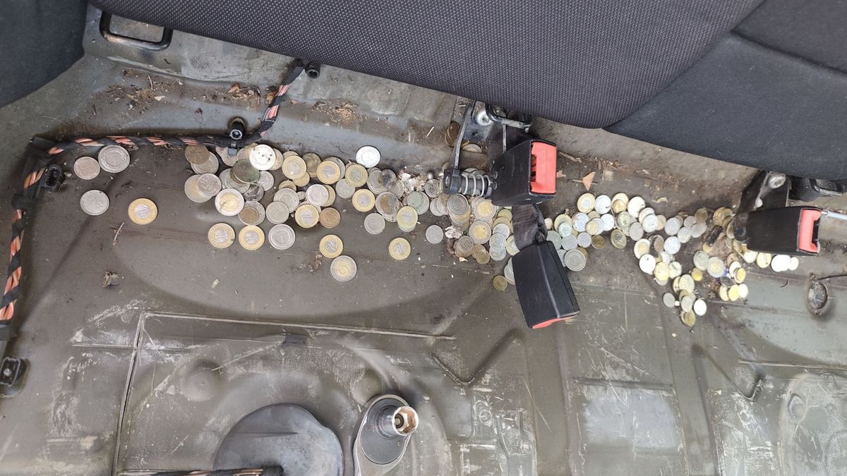 Pani Agnieszka pokazała, ile pieniędzy było pod tylną kanapą.