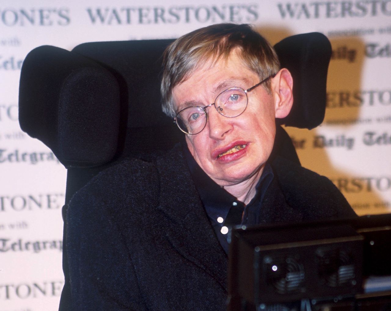 Stephen Hawking pił z ambasadorem z Polski. "W Warszawie nikt nie pytał, czy polać"