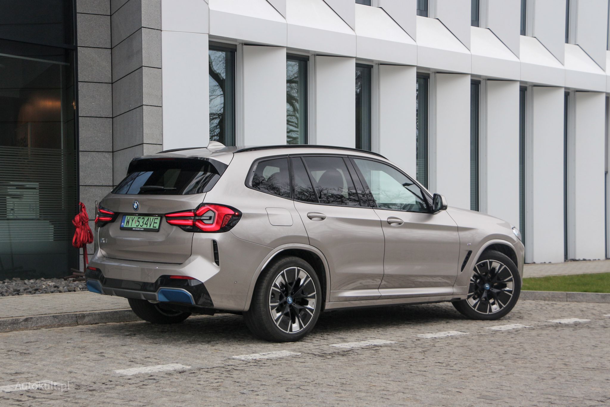 BMW iX3 po liftingu ma inny, moim zdaniem ładniejszy wzór tylnych świateł