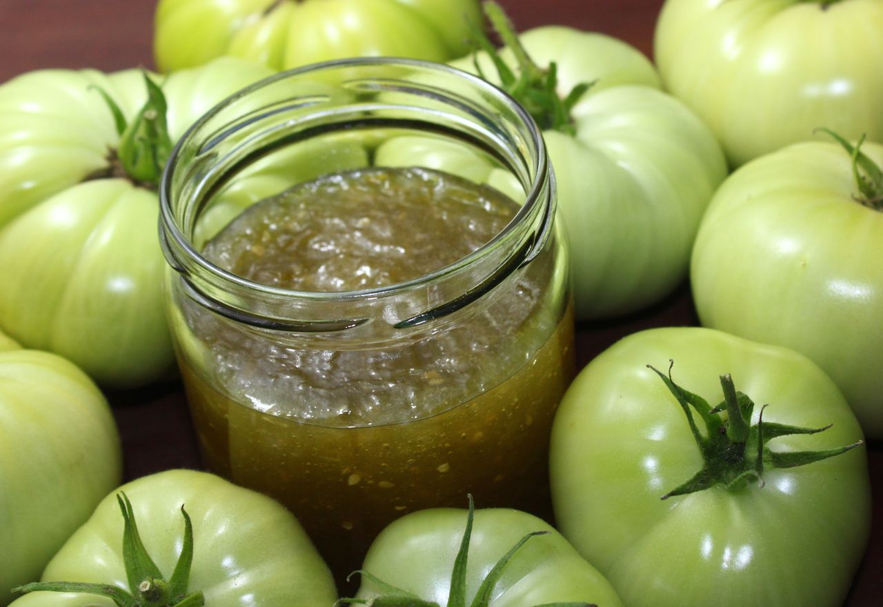 Sałatka z zielonych pomidorów. Prosty przepis na dodatek do obiadu