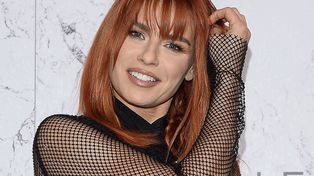 Tak weszła na plan. Tylko patrzcie na koszulę