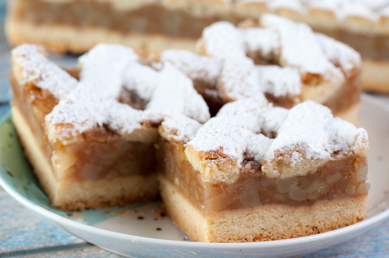 Tak szybko zagęścisz jabłka do szarlotki. Sprytny trik, by nic nie wypłynęło, a ciasto nie rozmokło