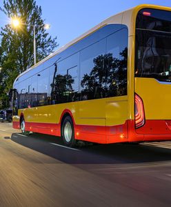 Koszmarny wypadek w Warszawie. 16-latka wciągnięta pod autobus
