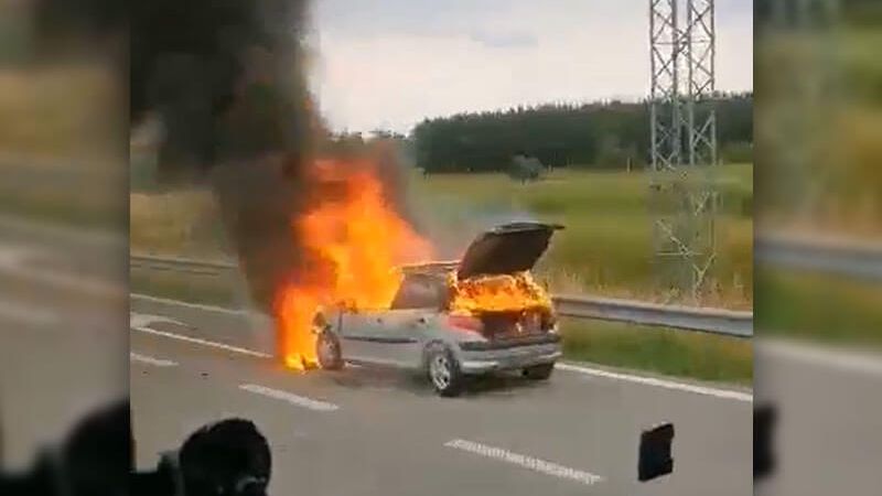 Pożar peugeota na drodze ekspresowej S17 w Końskowoli