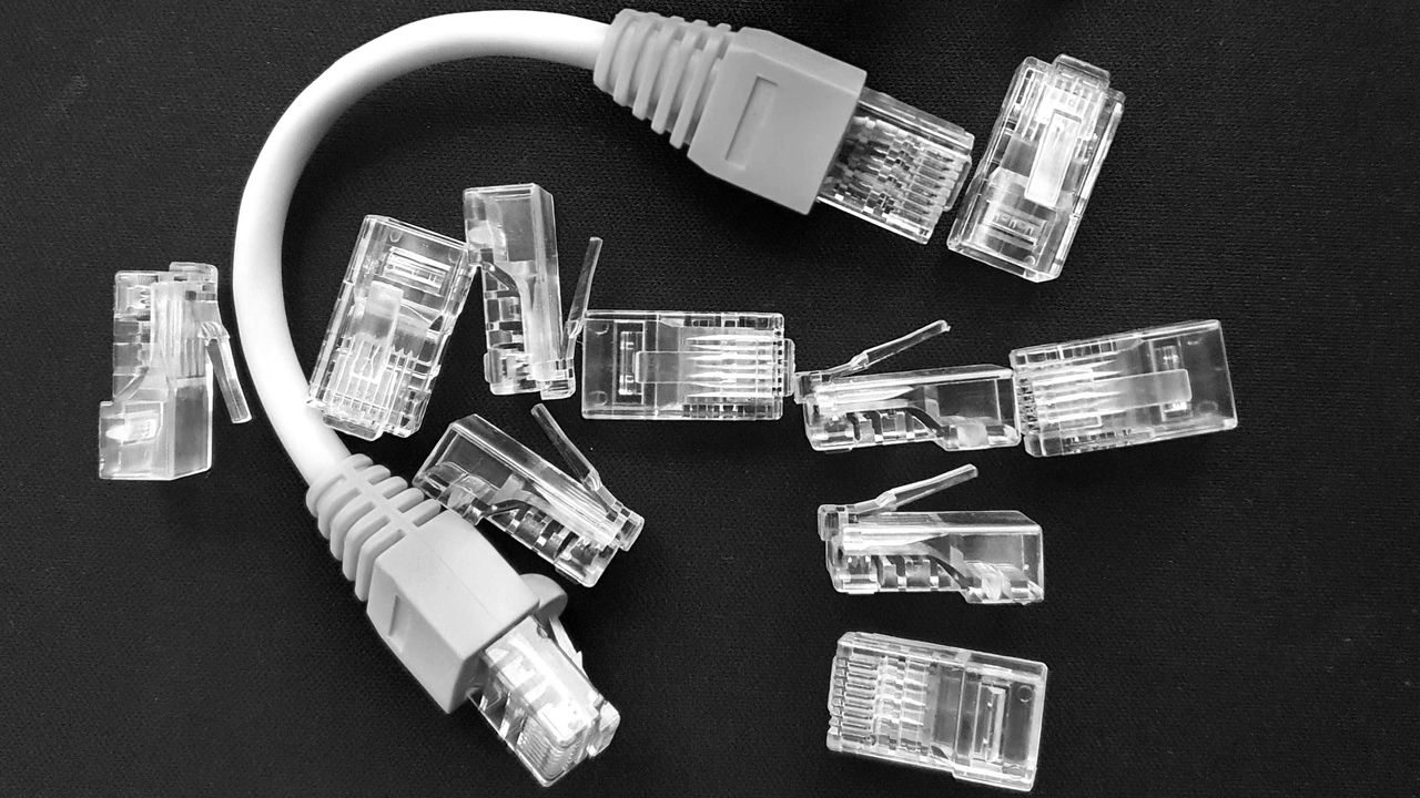 Wtyczki i krótki przewód Ethernet