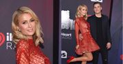Zakochana Paris Hilton mizdrzy się z narzeczonym na czerwonym dywanie