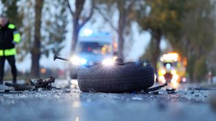 Groźne zderzenie audi z motocyklem na rondzie w Marcinkowicach. 64-latek trafił do szpitala