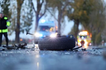 Groźne zderzenie audi z motocyklem na rondzie w Marcinkowicach. 64-latek trafił do szpitala