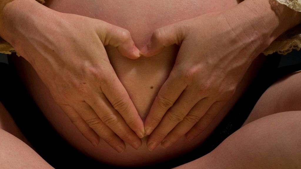 Ból podbrzusza w ciąży może oznaczać poronienie 