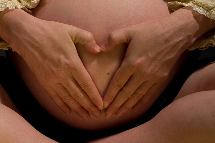 Ból podbrzusza w ciąży może oznaczać poronienie 
