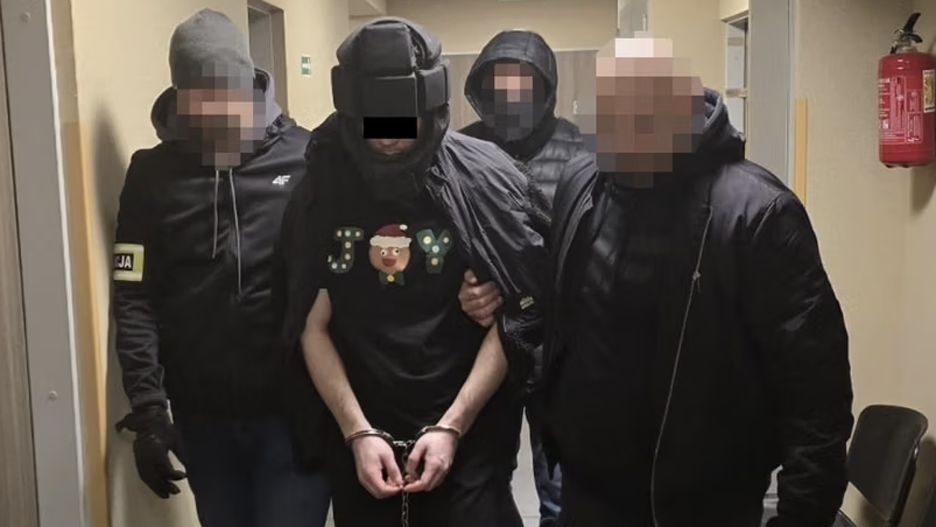 Funkcjonariusze tego samego dnia zatrzymali sprawcę gwałtu w bramie kamienicy przy ulicy Żurawiej w Warszawie