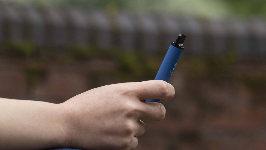 UK demands to ban disposable vape cigarettes
LONDON, ENGLAND - AUGUST 08: A hand holds vape cigarette in London, England on August 08, 2023. The Local Government Association (LGA), which represents councils in England and Wales, said that 1.3 million disposable cigarettes are thrown away every week. Disposable vape cigarettes create environmental waste and cause fires in garbage trucks. Rasid Necati Aslim / Anadolu Agency/ABACAPRESS.COM 
Dostawca: PAP/Abaca
AA/ABACA
2023,August,cause fires,disposable,disposable electronic cigarette,disposable vape cigarette,disposable vape cigarettes,dispose,electronic cigarette,Electronic cigarette smokers,England,environmental pollution,environmental waste,Local Government Associati