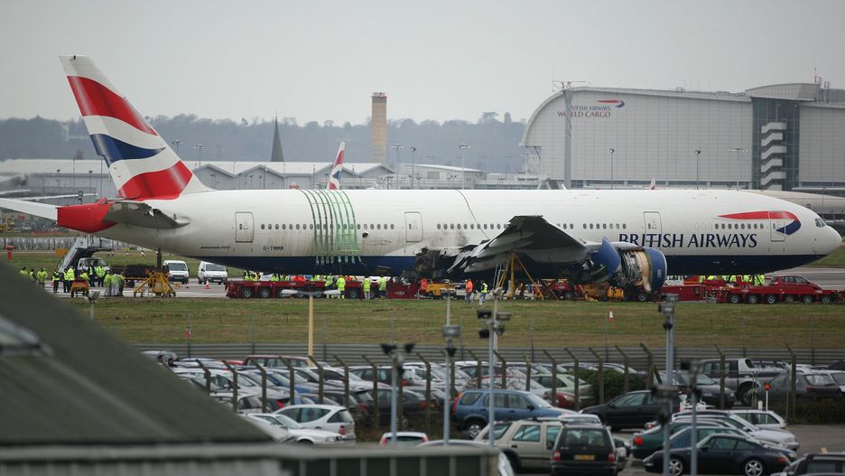 W samolocie British Airways steward-debiutant przez przypadek otworzył awaryjną konstrukcję do ewakuacji pasażerów