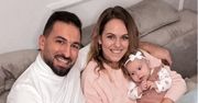 Ochrzcili córkę i zostali skrytykowani. Kamila Maślak odpowiedziała na komentarze