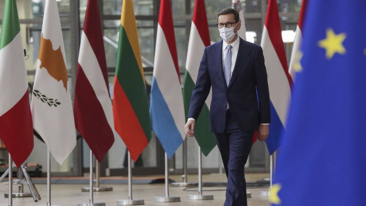 epa09535839 Poland's Prime Minister Mateusz Morawiecki arrives to attend an EU summit in Brussels, Belgium, 21 October 2021. EU leaders meet in Brussels on 21 and 22 October, to discuss COVID-19, digital transformation, energy prices, migration, trade and external relations.  EPA/OLIVIER HOSLET / POOL Dostawca: PAP/EPA.