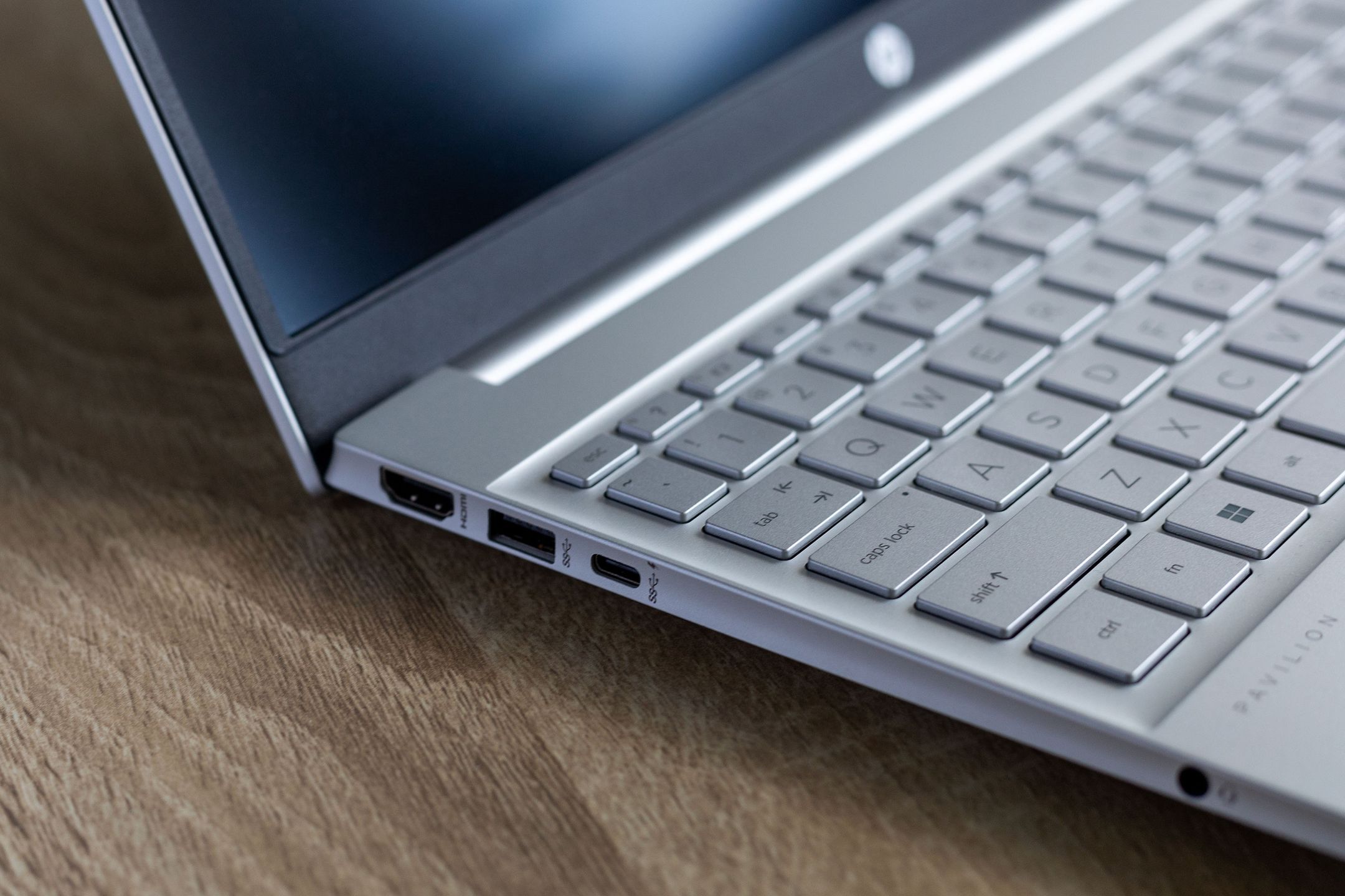   
Boki urządzenia są wyprofilowane tak, że laptop w żadnym miejscu nie jest "kanciasty".