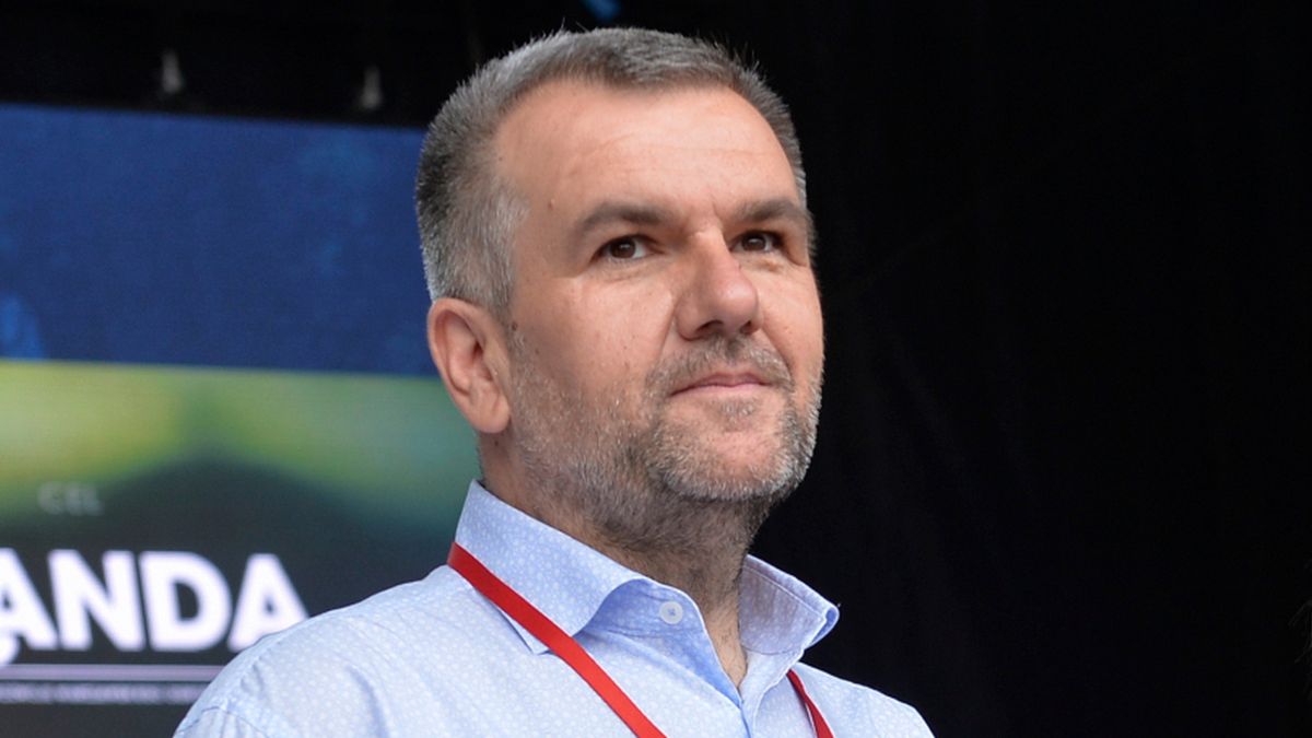 Zapalony motocyklista, spec od polityki i gospodarki. Kim jest Paweł Płuska?