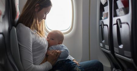 Karmienie piersią w samolocie. Komu to przeszkadza i dlaczego?