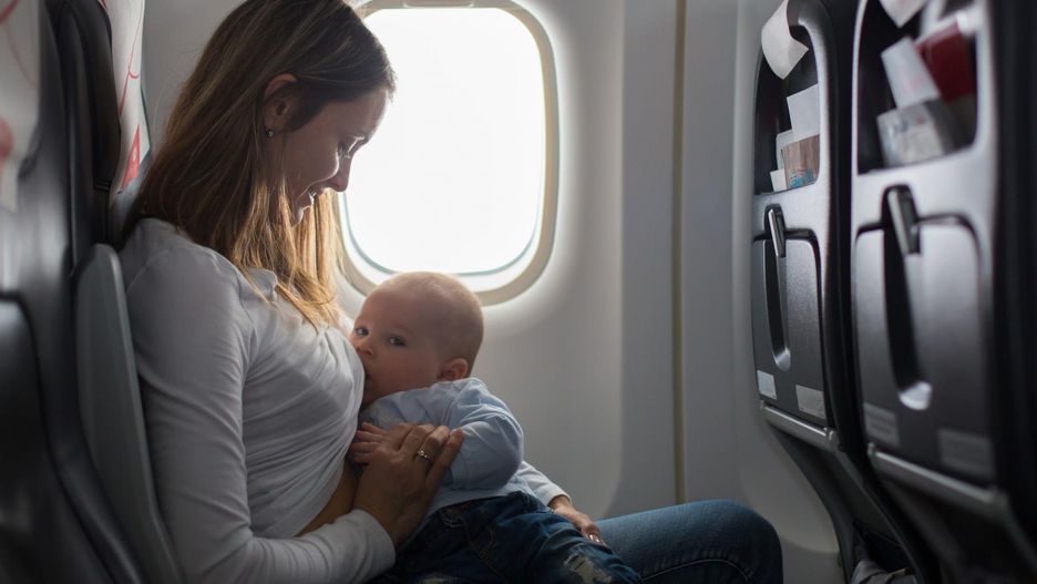 Karmienie piersią w samolocie budzi kontrowersje