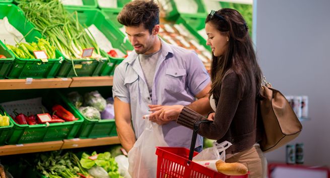 Stokrotka w akcji lojalnościowej wydaje klientom luksusową porcelanę