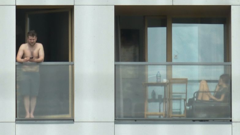 Antek Królikowski relaksuje się na balkonie z Izabelą