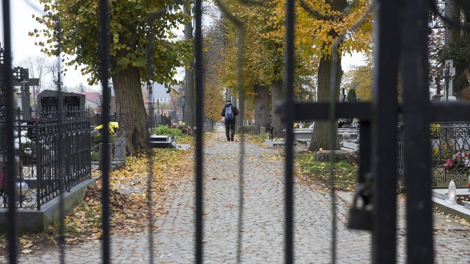 Wszystkich Świętych 2020. Zatrzymano mężczyzn, którzy niszczyli bramy cmentarne