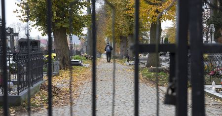 Wszystkich Świętych 2020. Przecinali łańcuchy i kłódki, żeby otworzyć cmentarze