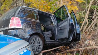 Lubań: Szaleńcza ucieczka kierowcy volkswagena. Policjanci musieli zepchnąć go radiowozem z drogi