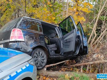 Lubań: Szaleńcza ucieczka kierowcy volkswagena. Policjanci musieli zepchnąć go radiowozem z drogi