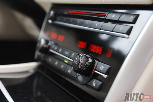 Cisza, dźwięk silnika czy radio? - o słuchaniu muzyki w samochodzie [felieton]
