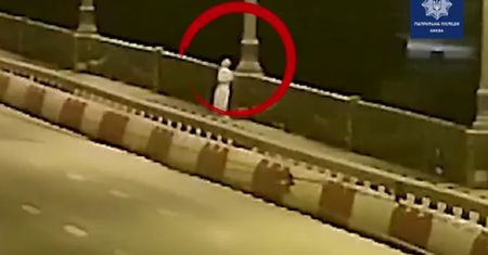 Weszła na gzyms mostu nad rzeką Dniepr. Pomoc przyszła w ostatniej chwili