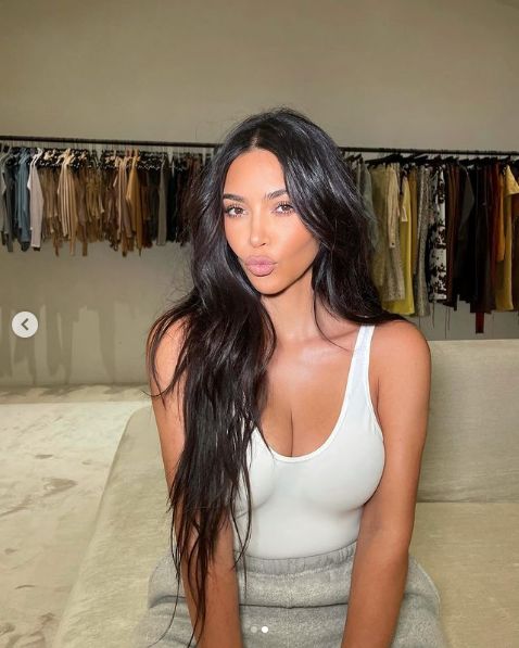 Kim Kardashian prezentuje słynne krągłości w bikini