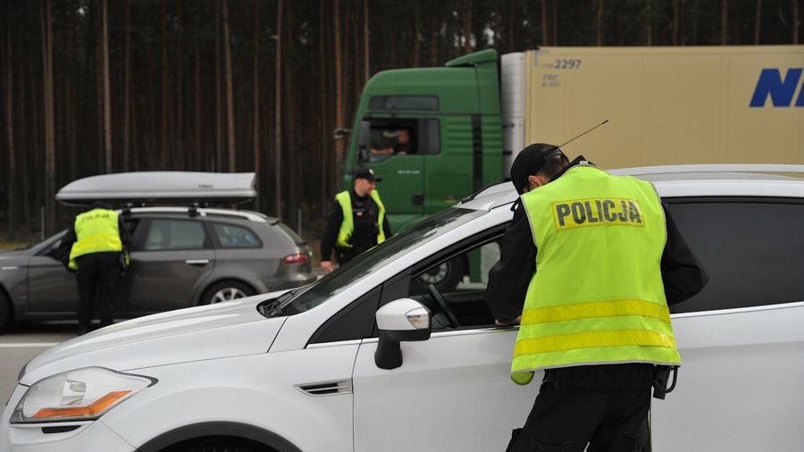 Od autostrad po wiejskie drogi. Akcja policji obejmie cały kraj. I nie tylko