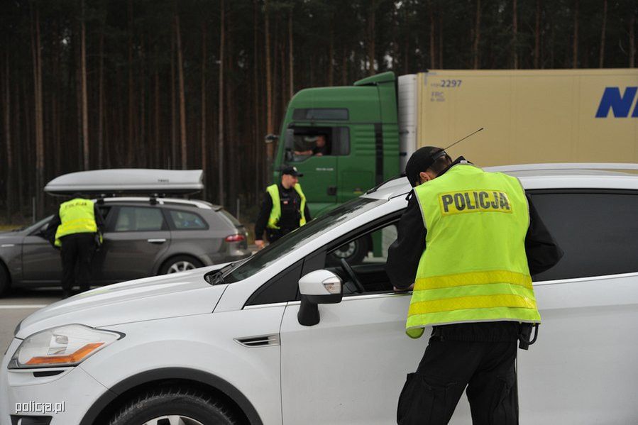 Od autostrad po wiejskie drogi. Akcja policji obejmie cały kraj. I nie tylko