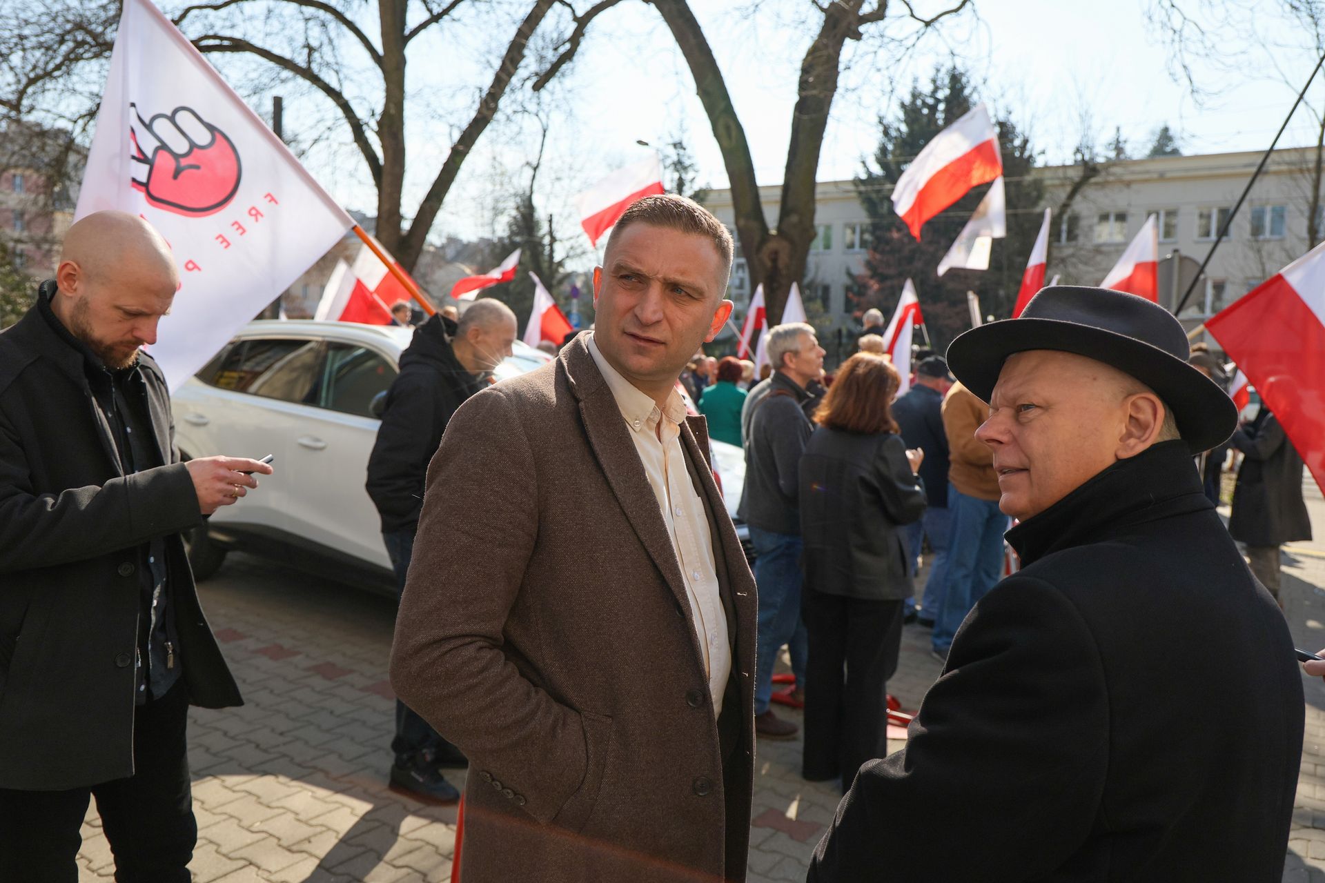 Zakłócił sesję rady miejskiej. Prokuratura zajęła się Bąkiewiczem