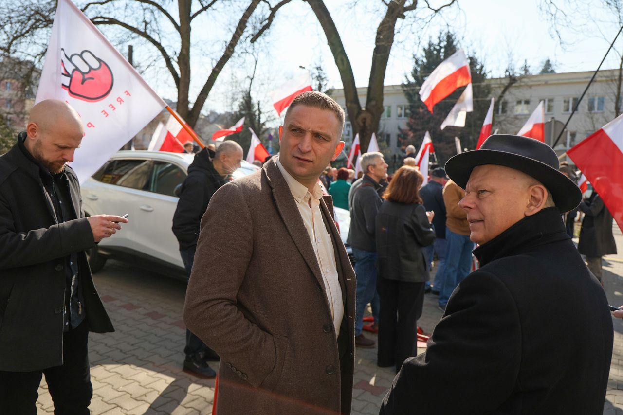 Zakłócił sesję rady miejskiej. Prokuratura zajęła się Bąkiewiczem