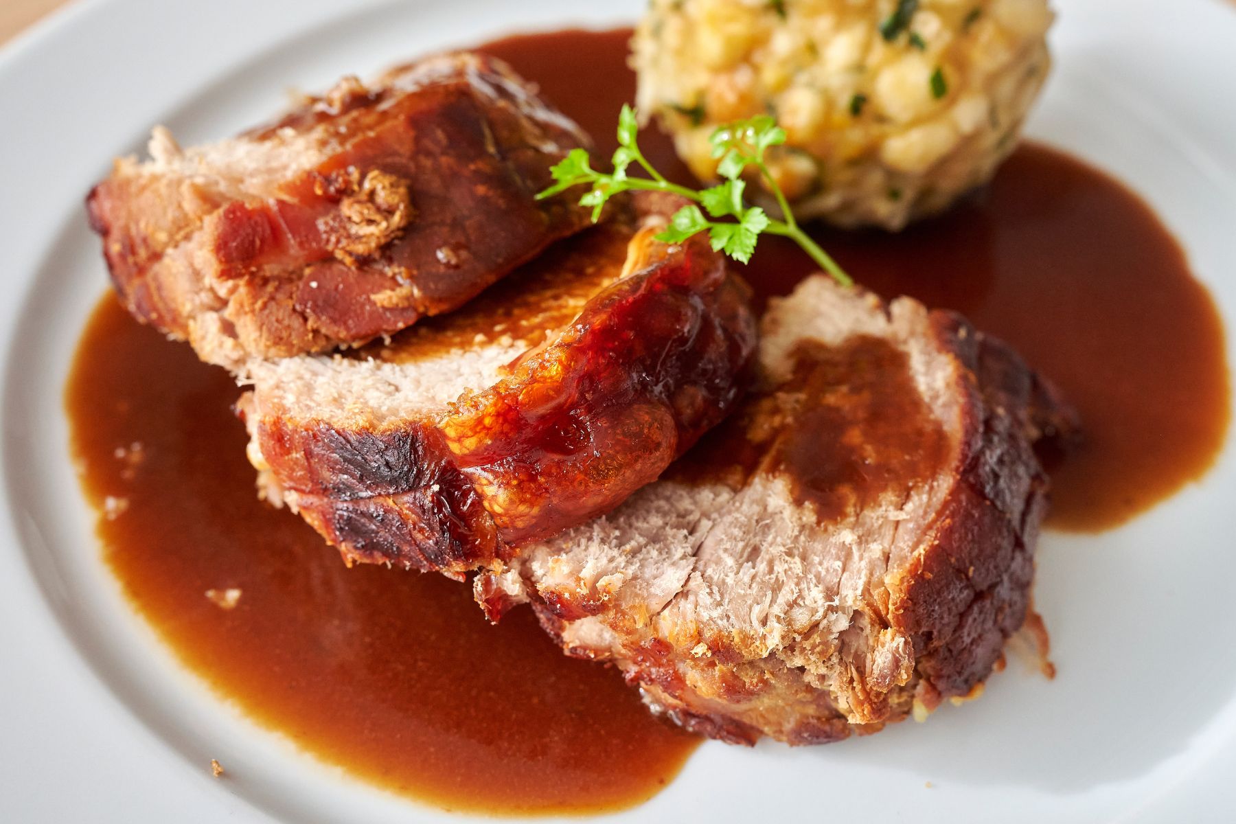 Przed wojną gospodynie robiły ją na odświętne obiady. Mięso jest delikatne i rozpływa się w ustach